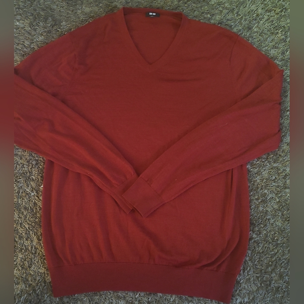 Uniqlo Men's 100% Wool Cranberry V-Neck Sweater Size L Classic Lightweight Knit - Picture 2 of 4